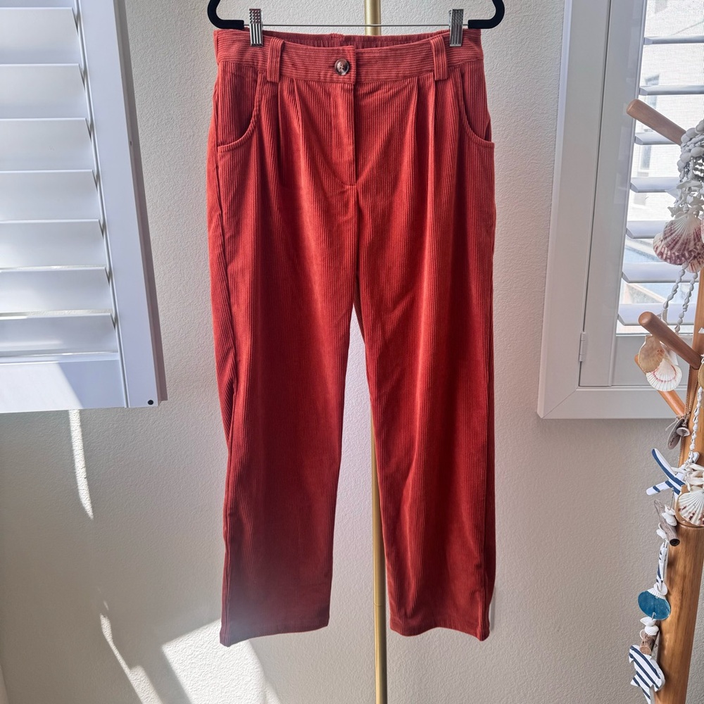 Halara corduroy pants with side pockets and pleats. Straight leg. Size M. NWT.